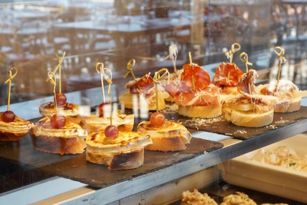 Restaurang och tapasbar, tapas och pintxos från det spanska köket