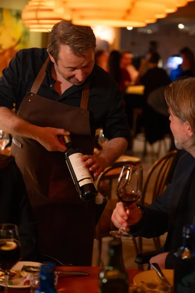 Servas fint vin på Bar El Guiri