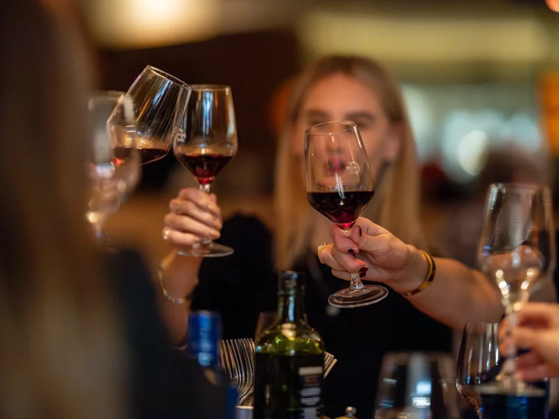 Vänner träffas och skålar hos Bar El Guiri